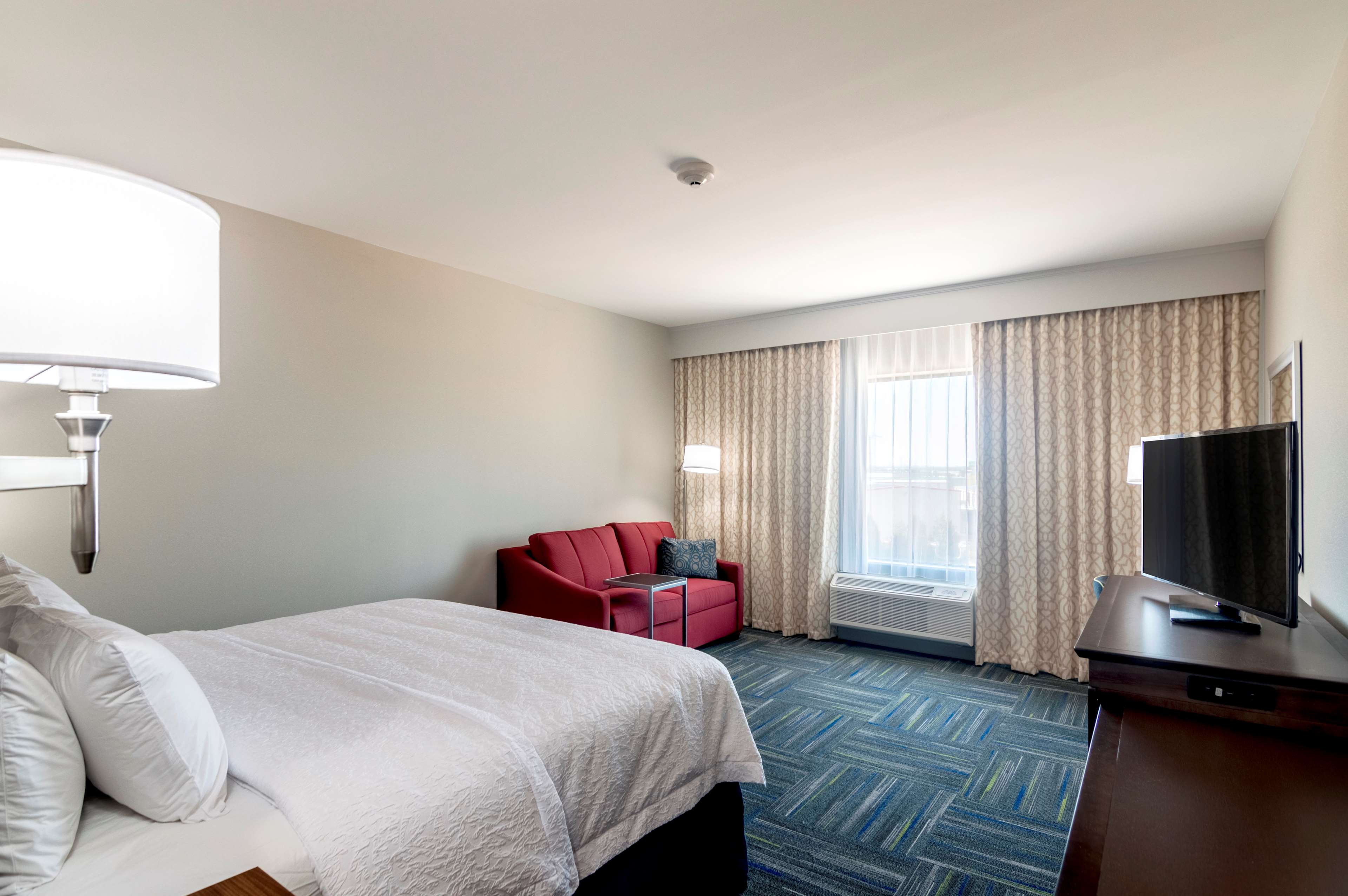 Hampton Inn by Hilton Oklahoma City Northeast Room Type - 1 KING SFBD MIC FRG NS