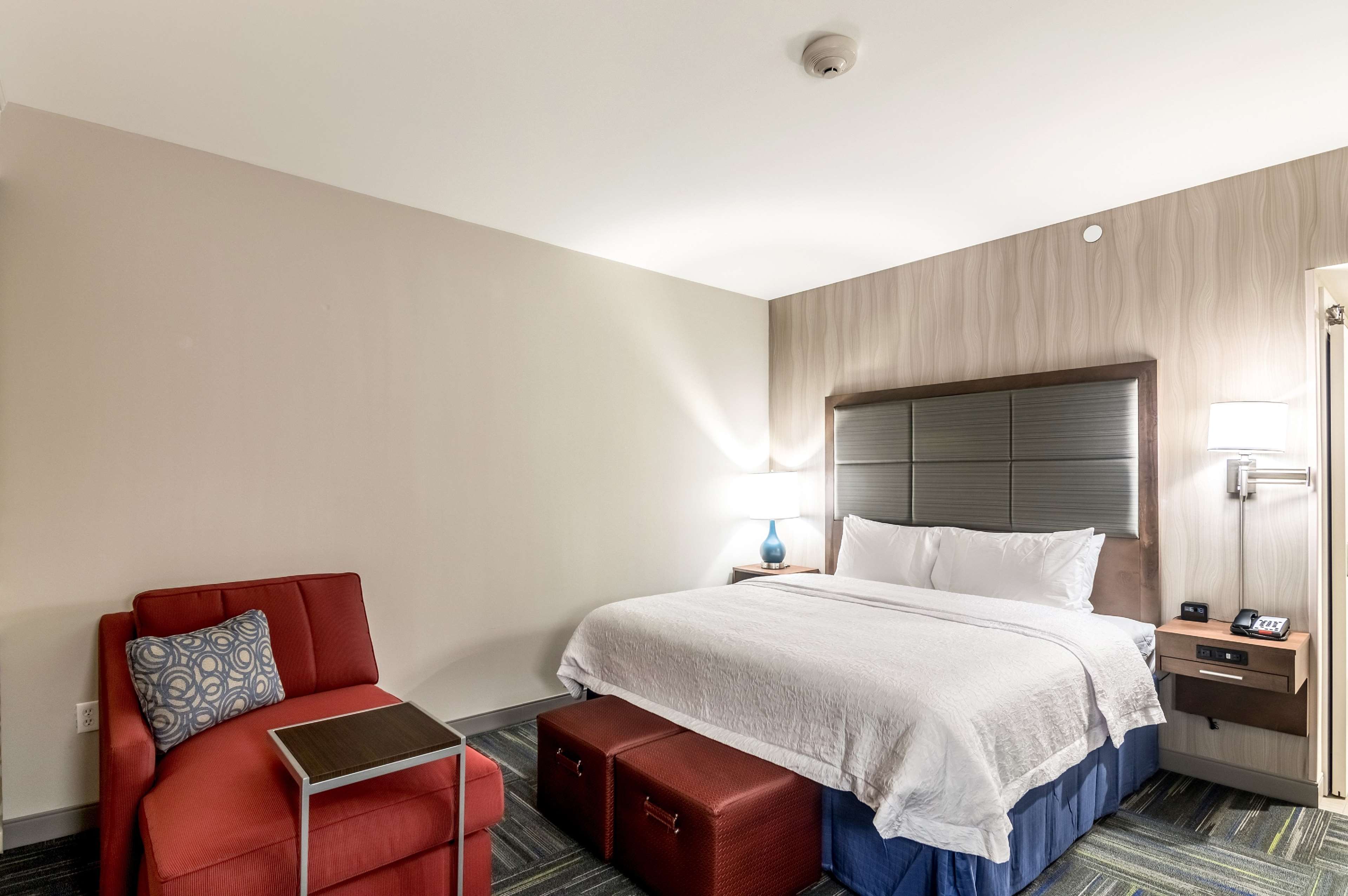 Hampton Inn by Hilton Oklahoma City Northeast Room Type - 1 KING MICROWV FRIDGE NS