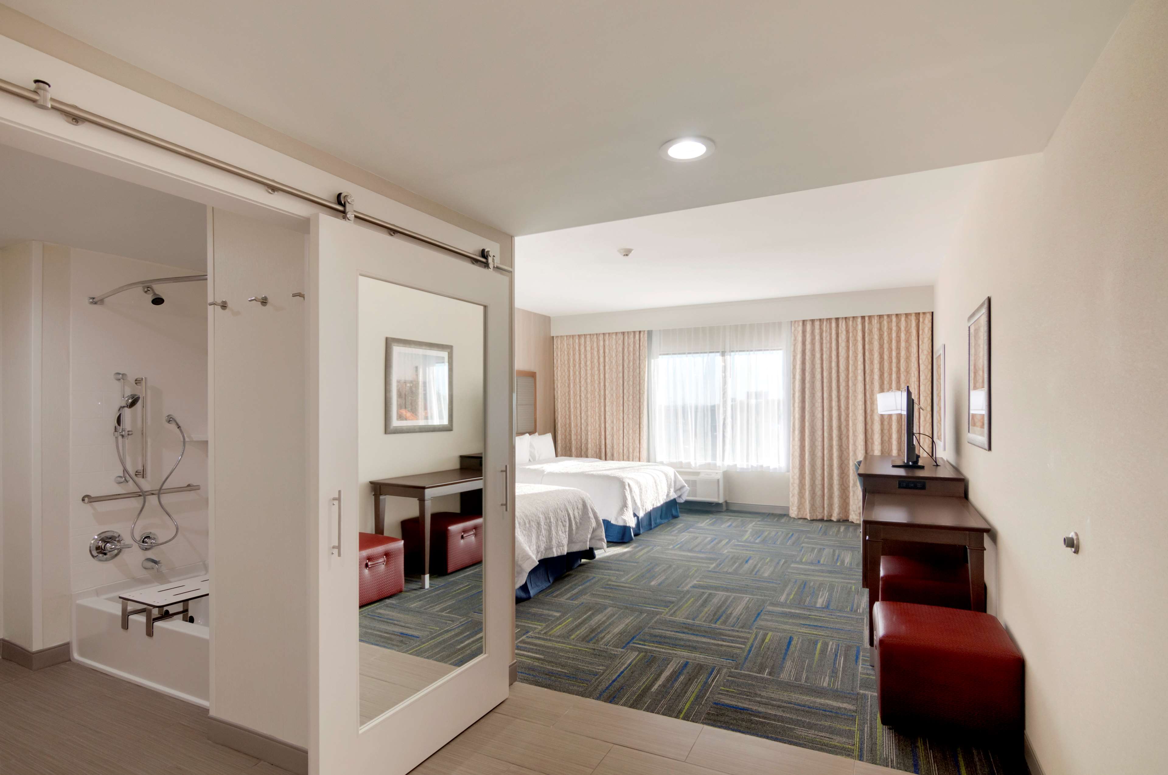 Hampton Inn by Hilton Oklahoma City Northeast Room Type - 2 QNS ACCESSIBLE W TUB NS