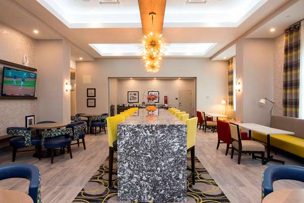 Restaurant - Hampton Inn & Suites Thunder Bay