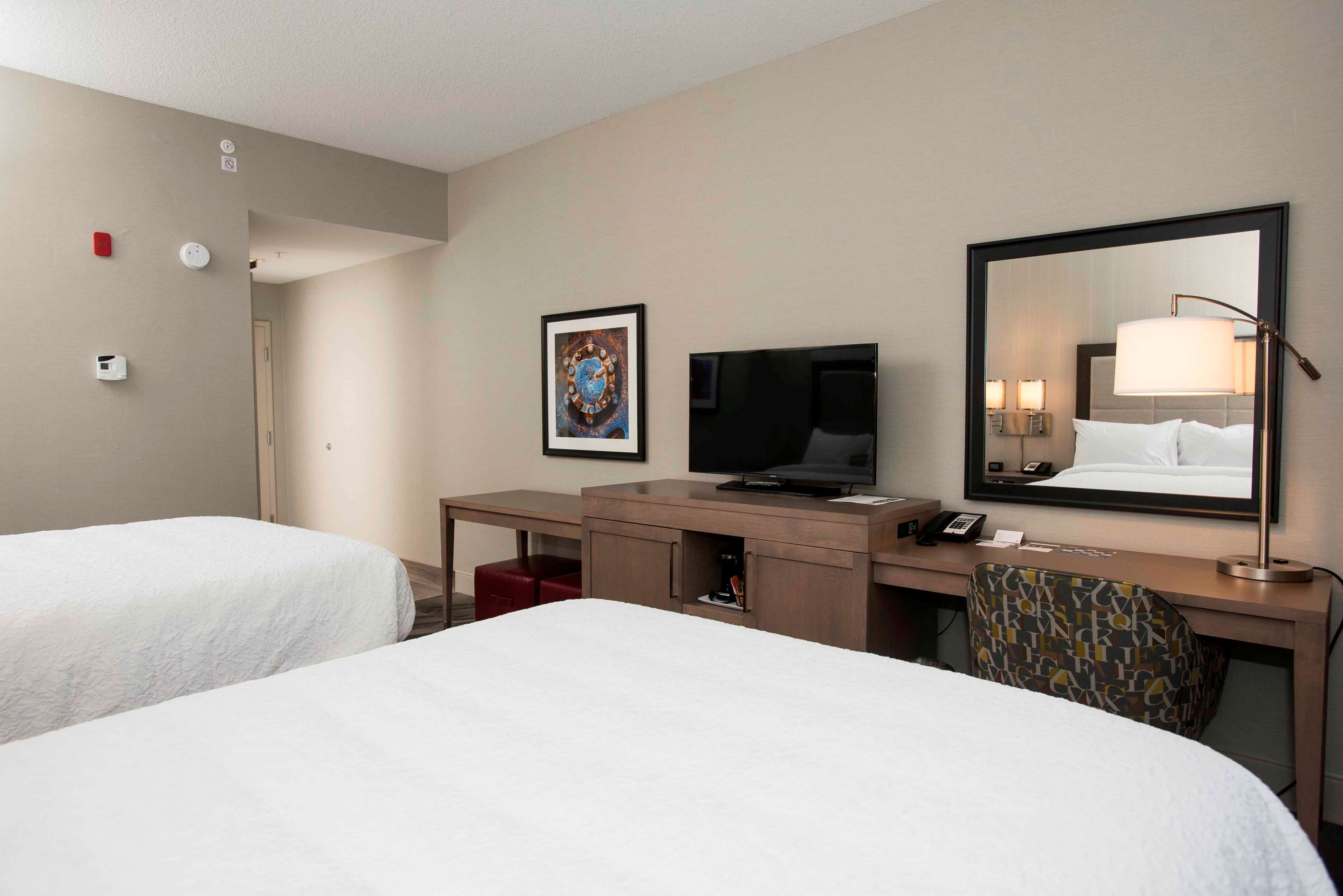 Hampton Inn & Suites by Hilton Thunder Bay Room Type - 2 QNS FRIDGE NS
