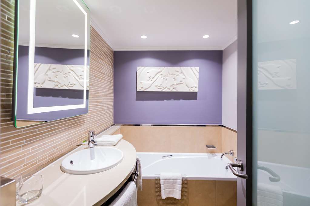 GARDEN COURT HATFIELD-guestroom-Guest Room,Bathroom,On-Site.jpg