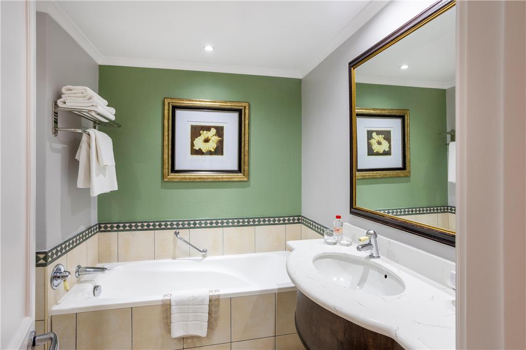 SOUTHERN SUN MBOMBELA-guestroom-Guest Room,Bathroom,On-Site.jpg