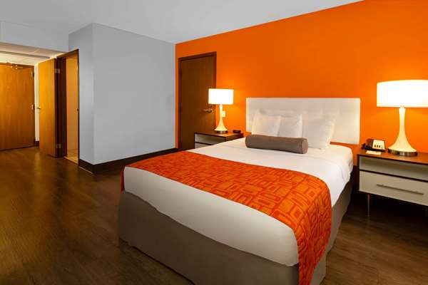  - Howard Johnson Inn Waukegan