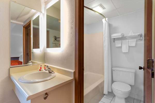  - Howard Johnson Inn Waukegan