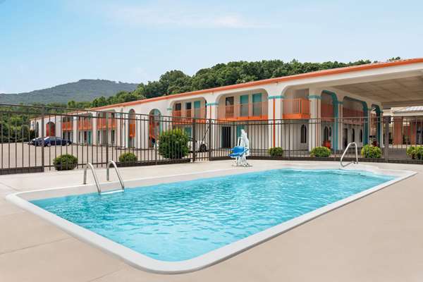 Pool - Howard Johnson Hotel Lookout Mountain Chattanooga - I-24, Exit 175