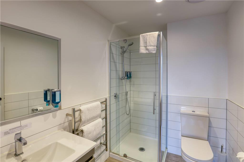 RAMADAHOTELANDSUITESQUEENSTOWN-guestroom-Bathroom,Suite,On-Site.jpg