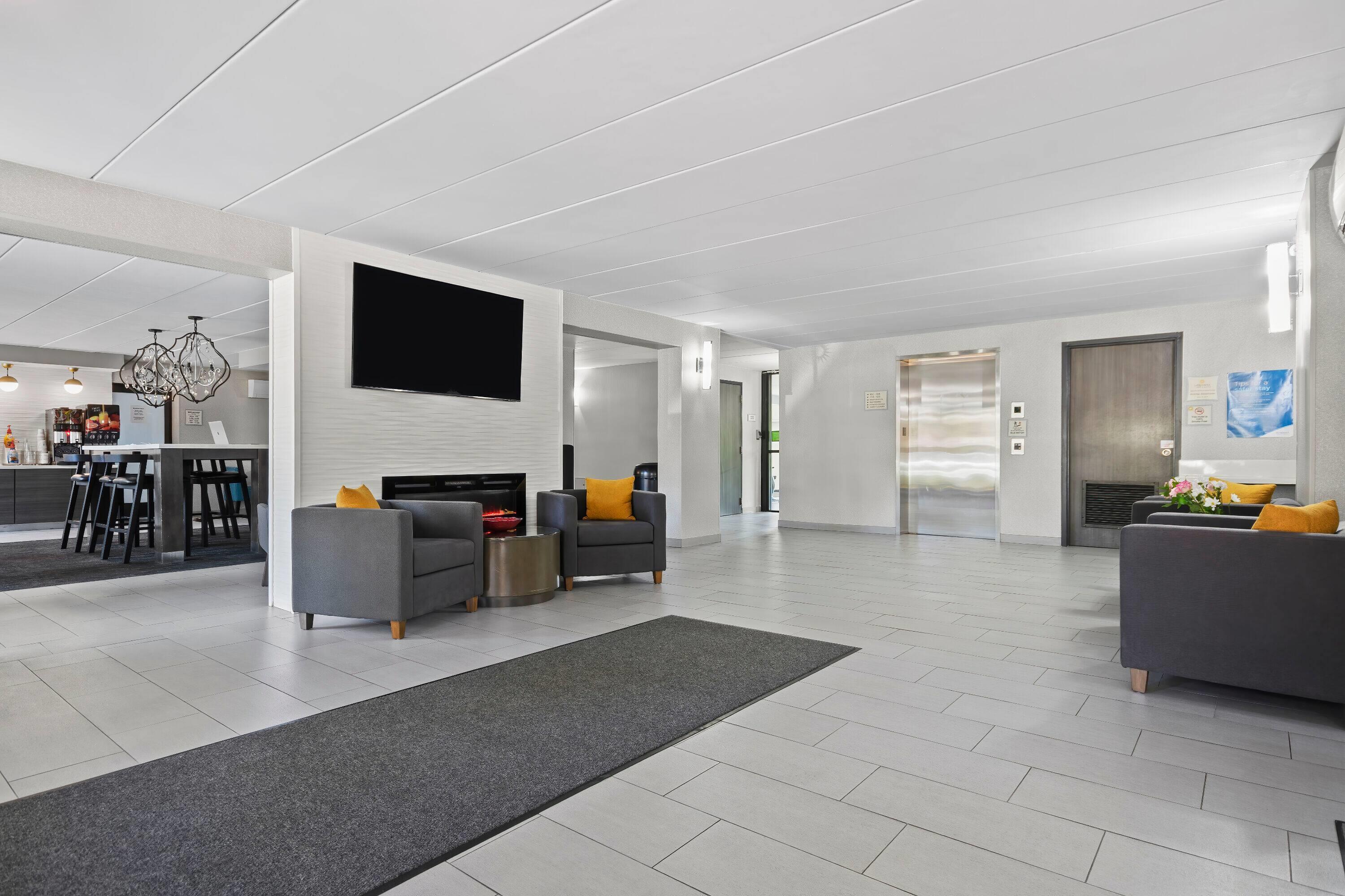Lobby | La Quinta Inn & Suites by Wyndham Sturbridge