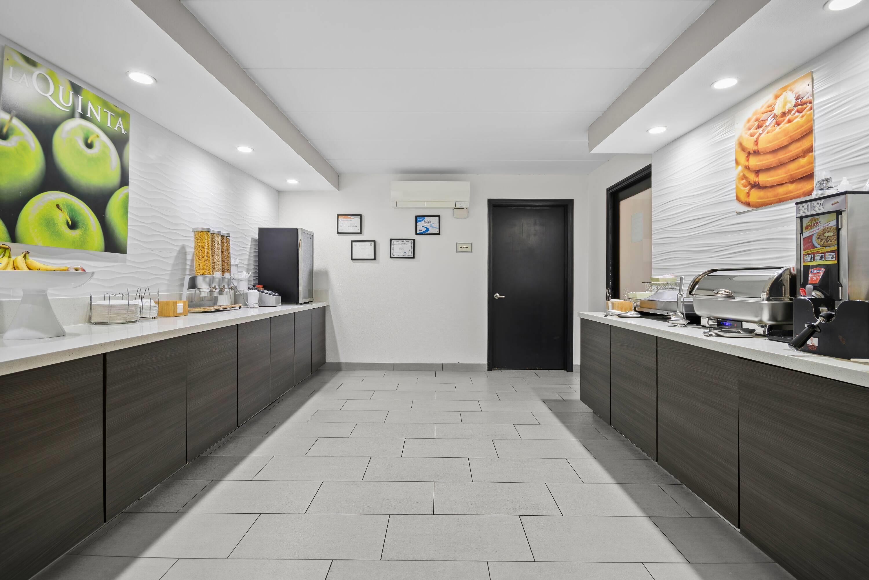 Breakfast Area | La Quinta Inn & Suites by Wyndham Sturbridge