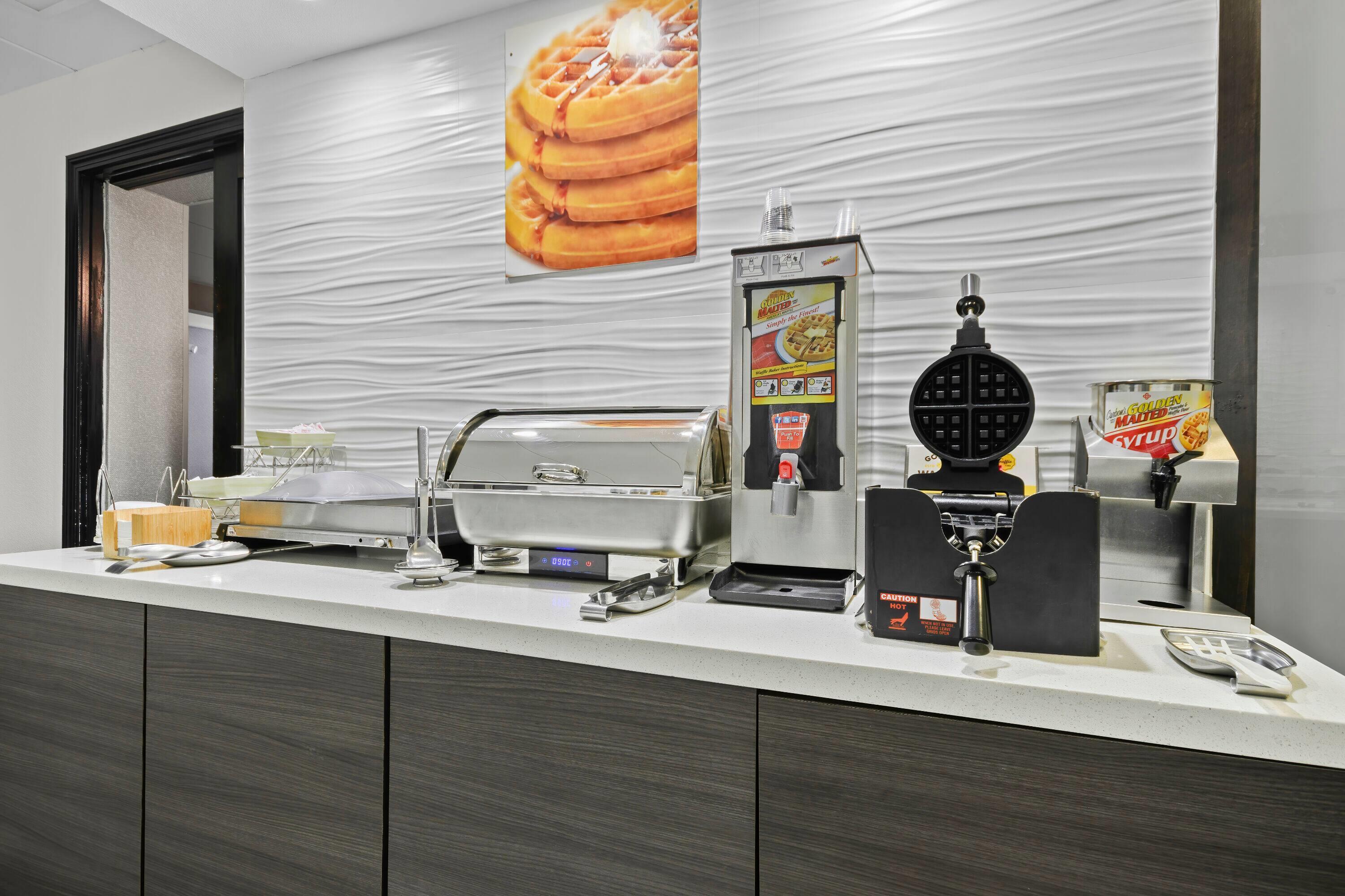 Breakfast Area | La Quinta Inn & Suites by Wyndham Sturbridge