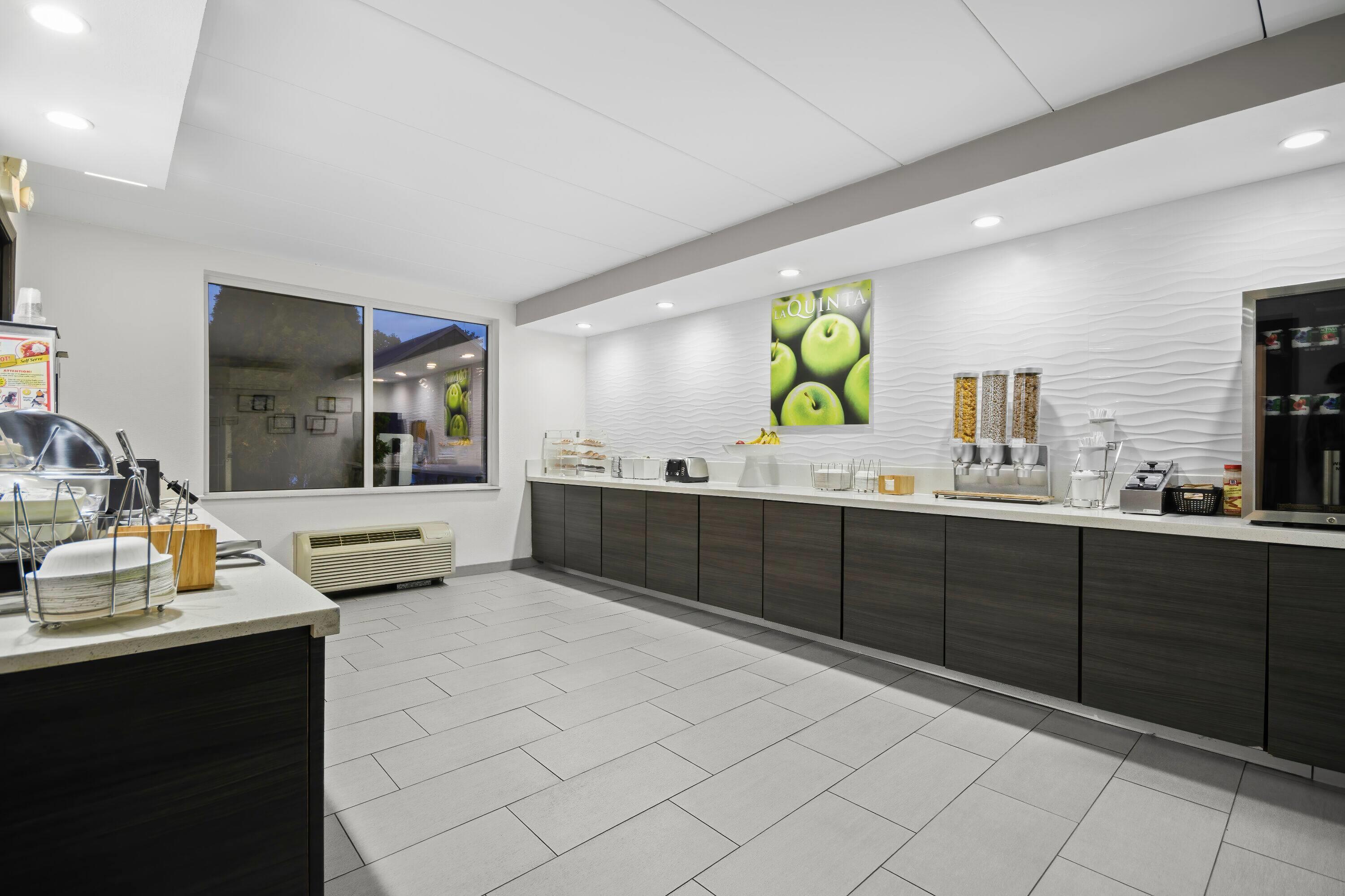 Breakfast Area | La Quinta Inn & Suites by Wyndham Sturbridge