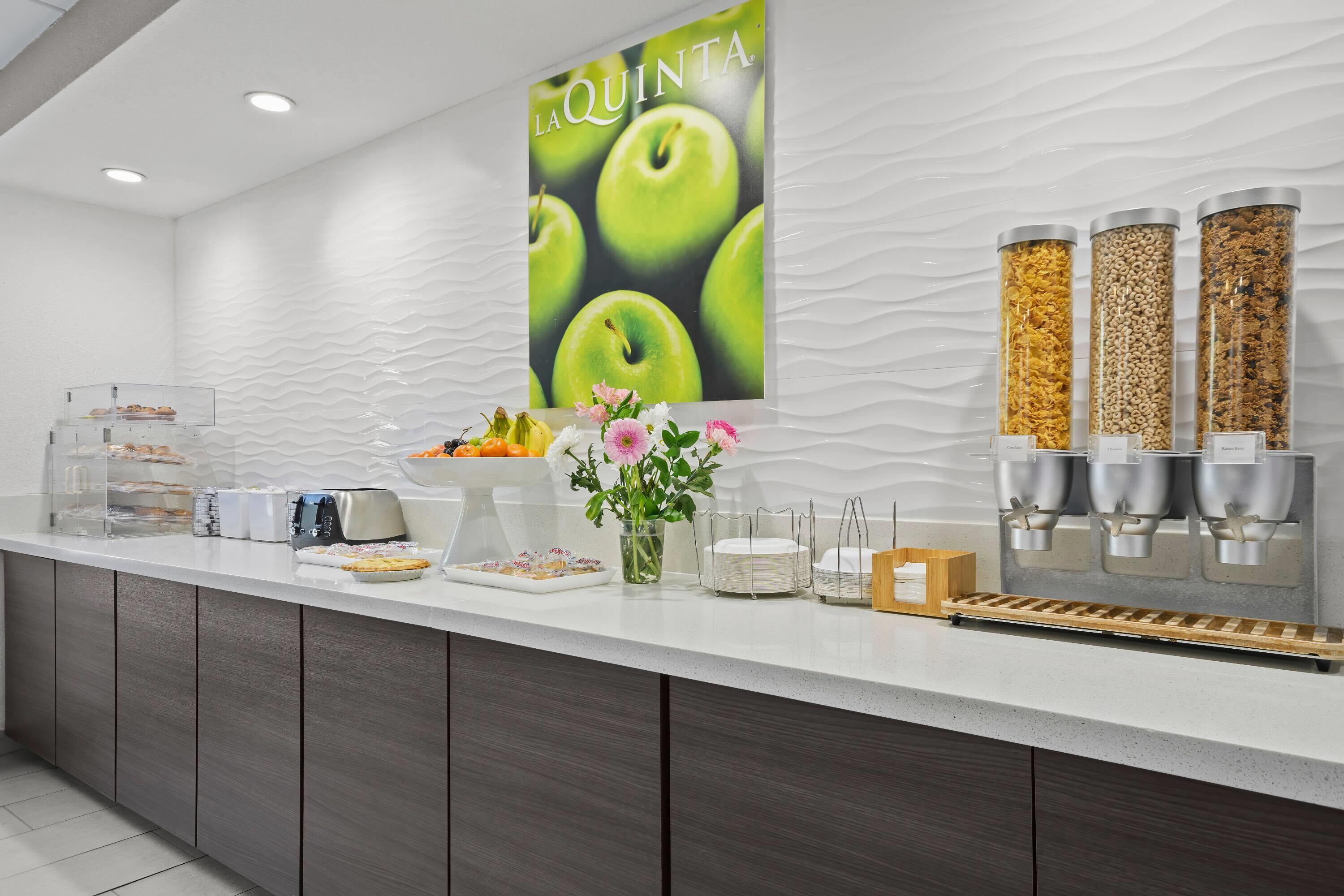Breakfast Area | La Quinta Inn & Suites by Wyndham Sturbridge
