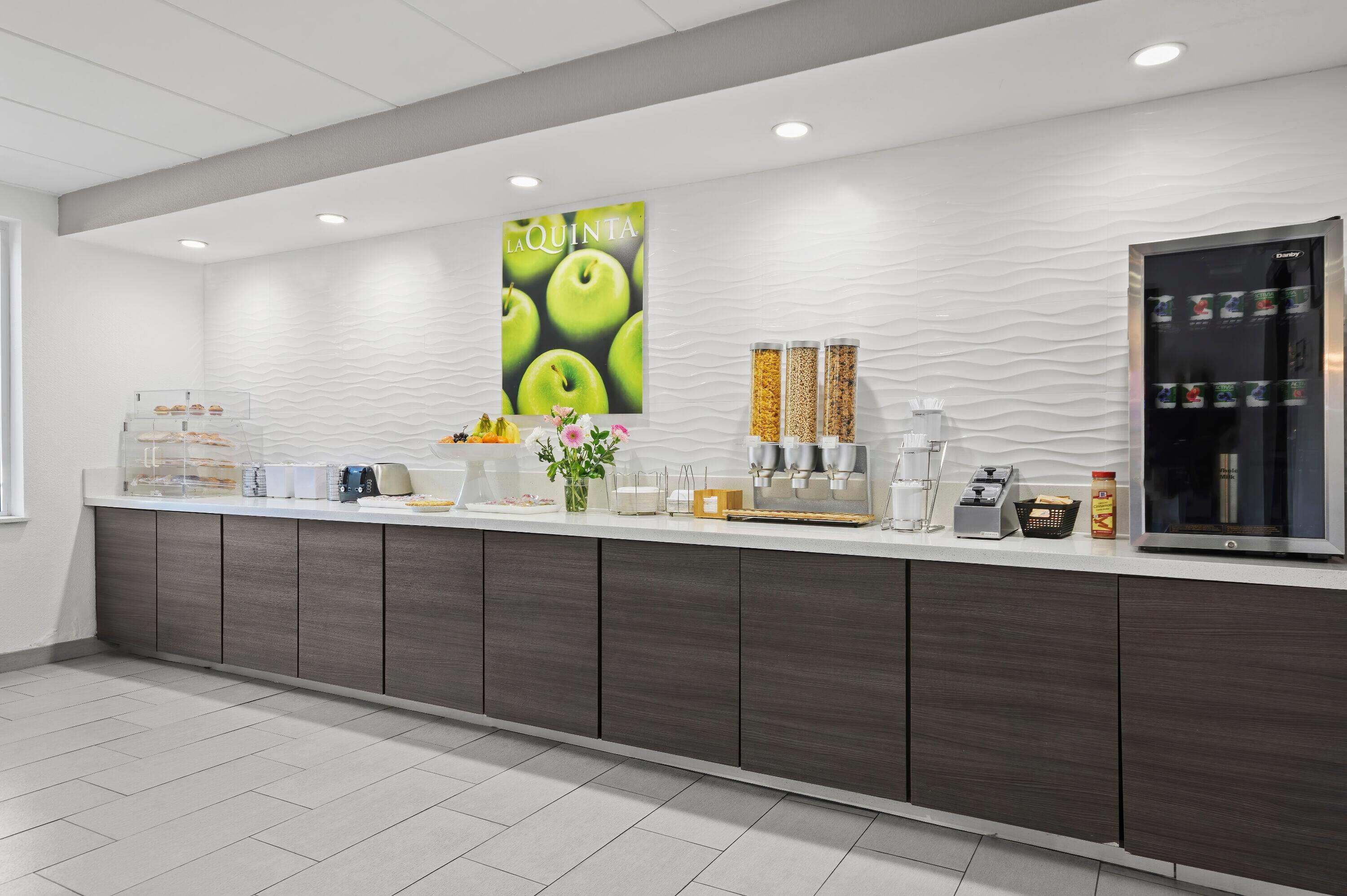 Breakfast Area | La Quinta Inn & Suites by Wyndham Sturbridge