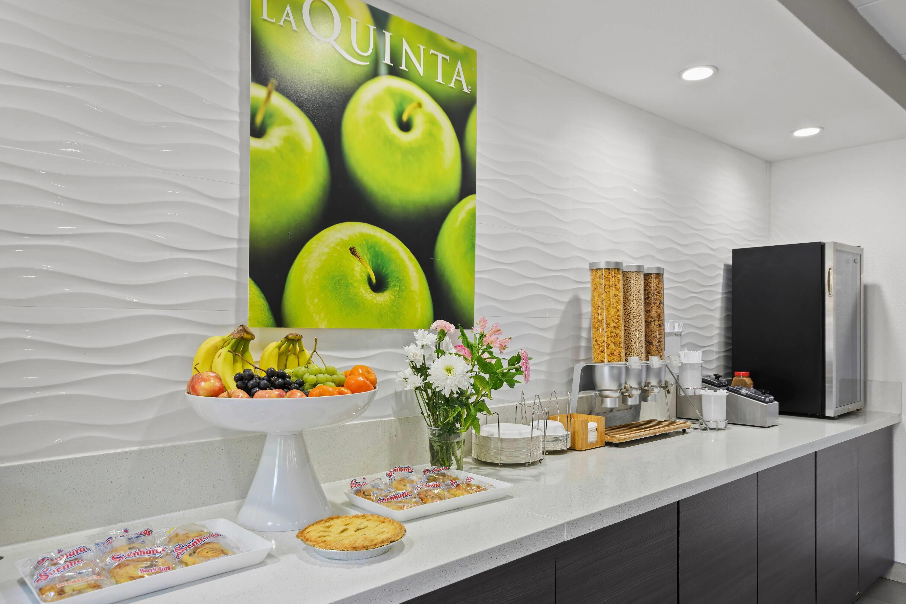 Breakfast Area | La Quinta Inn & Suites by Wyndham Sturbridge