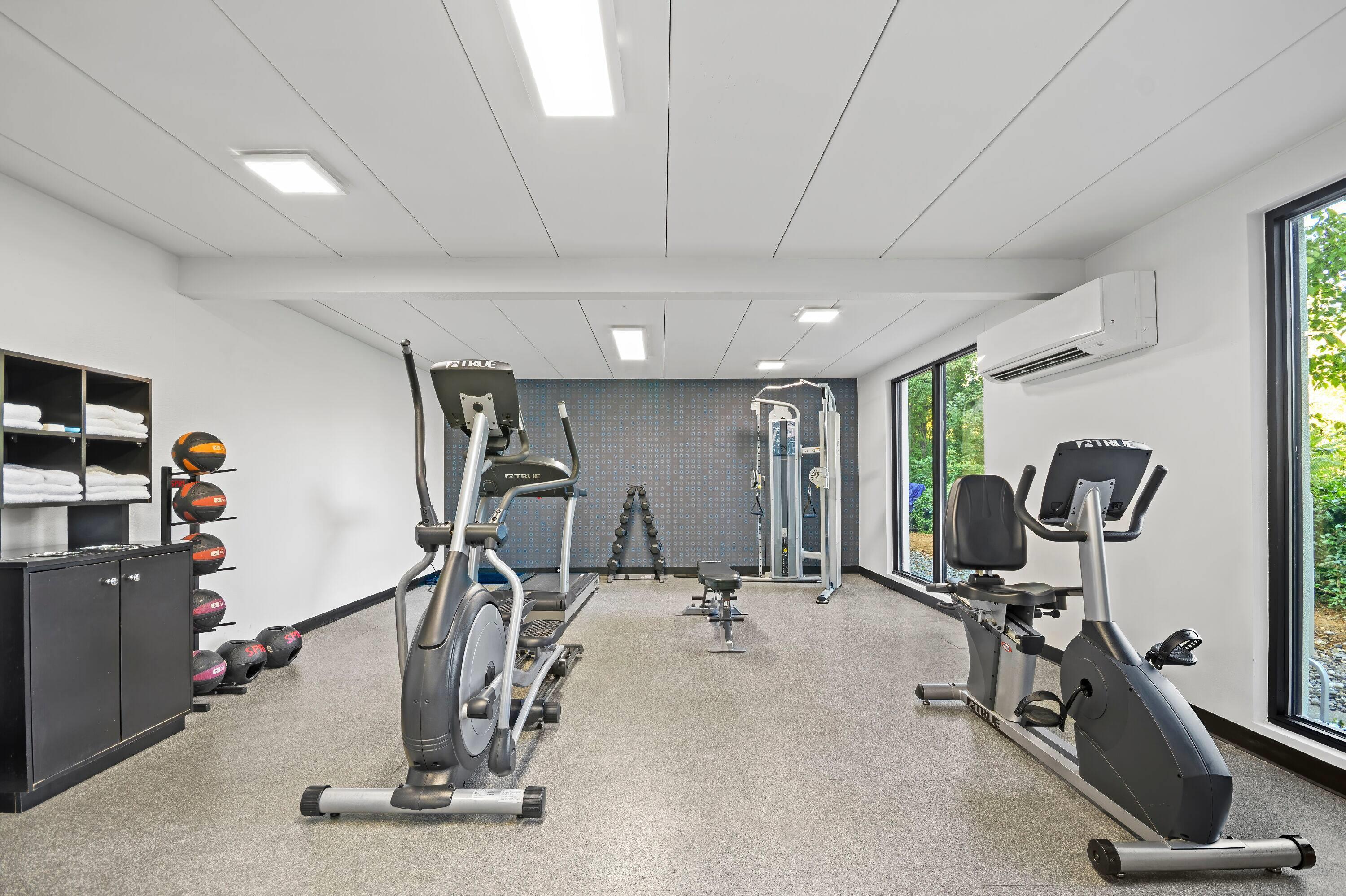 Health club fitness center gym | La Quinta Inn & Suites by Wyndham Sturbridge