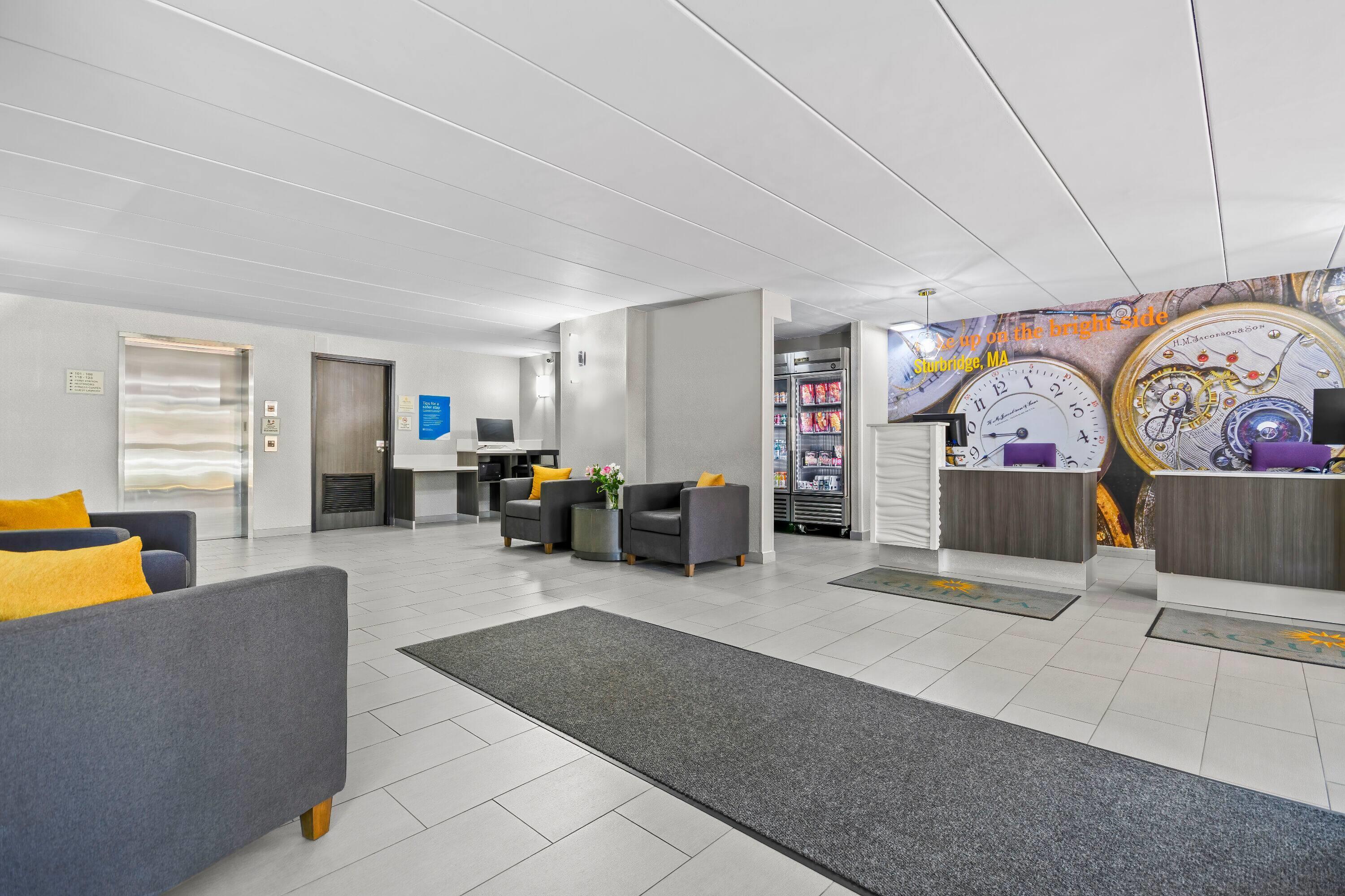 Lobby | La Quinta Inn & Suites by Wyndham Sturbridge