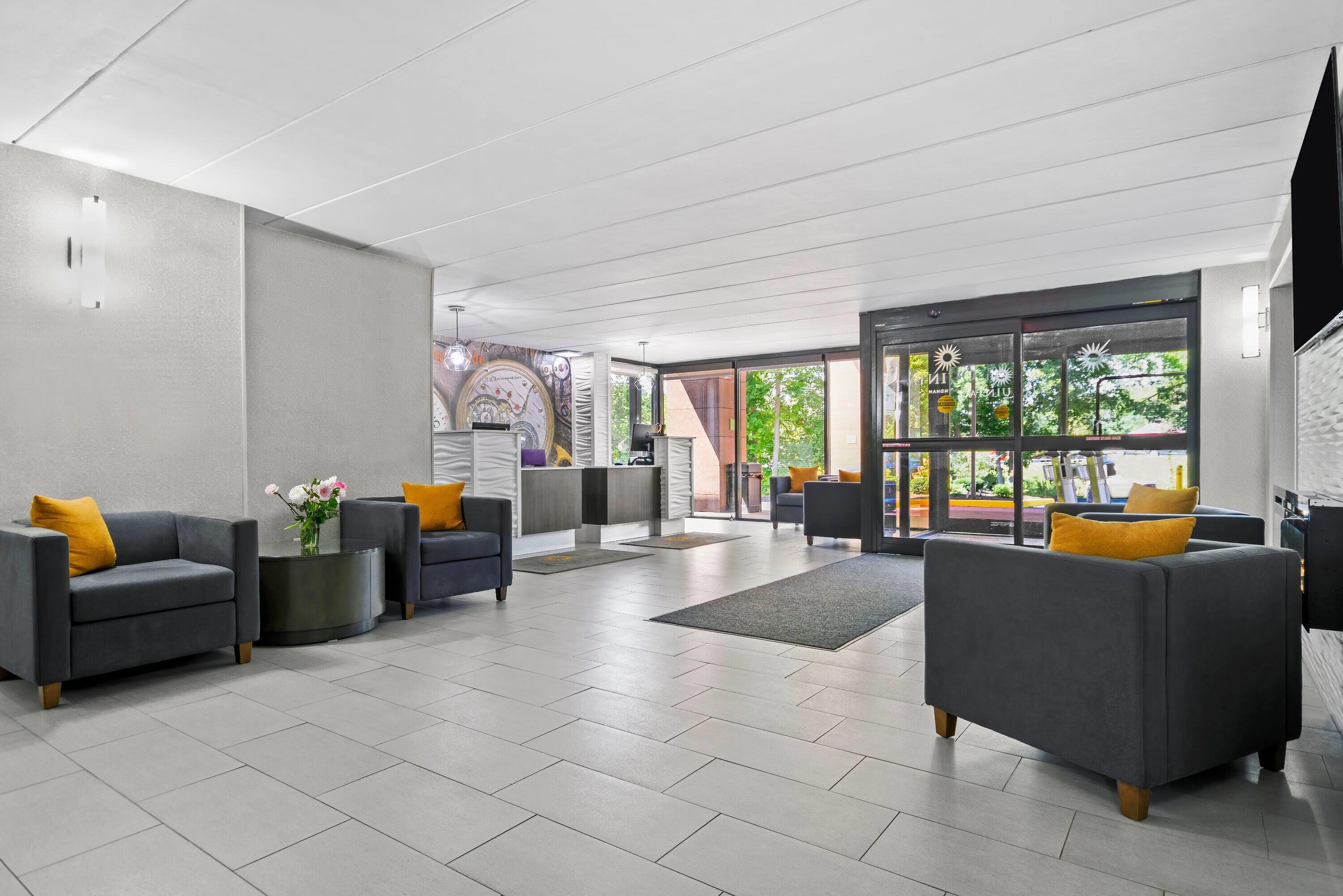 Lobby | La Quinta Inn & Suites by Wyndham Sturbridge