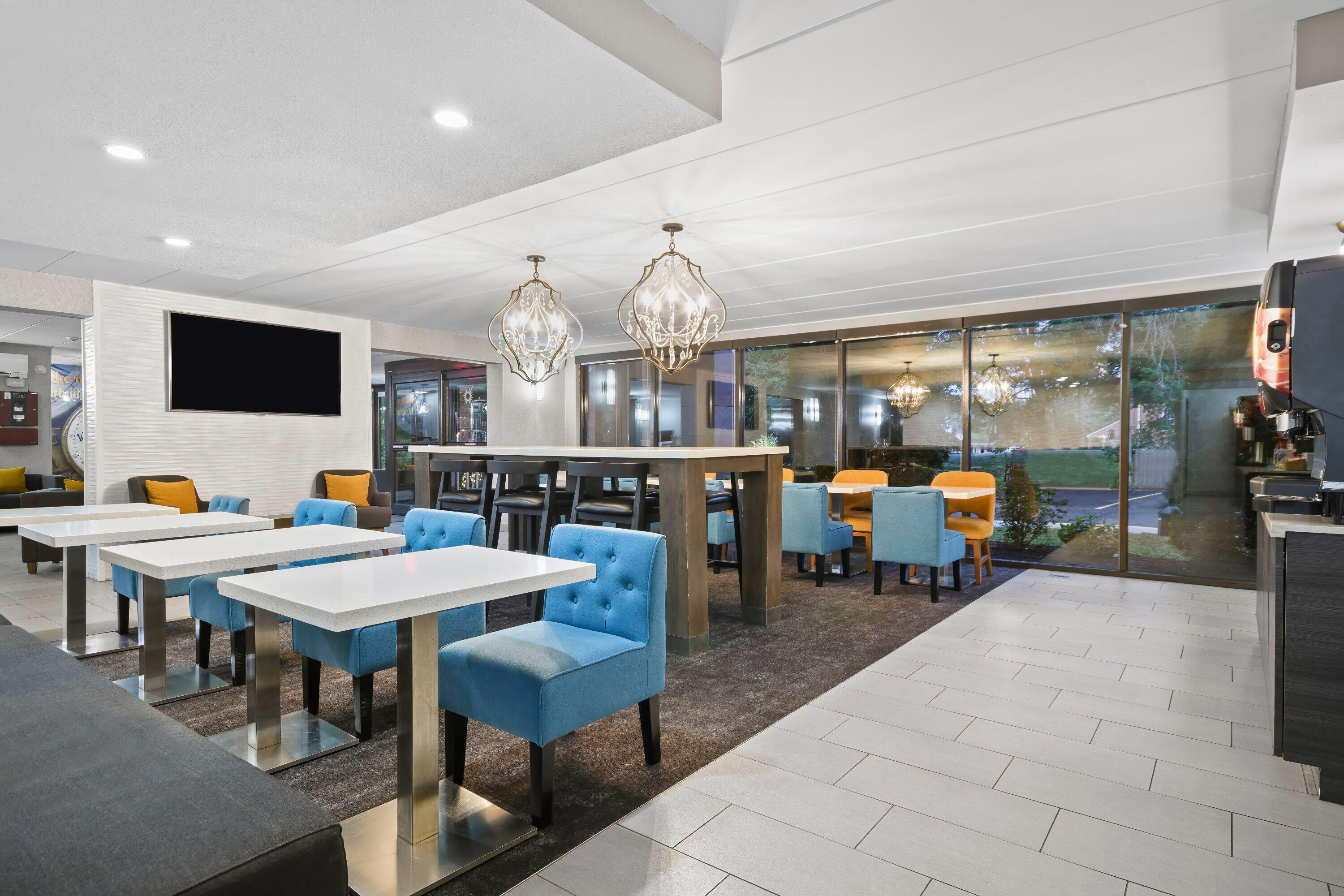 Breakfast Area | La Quinta Inn & Suites by Wyndham Sturbridge