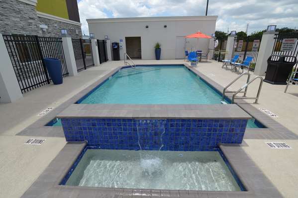 Pool - Best Western Plus Pasadena Inn