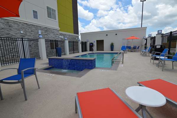 Pool - Best Western Plus Pasadena Inn