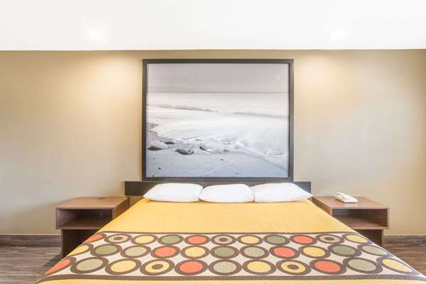  - Super 8 Hotel National City - I-805, Exits 8 & 9