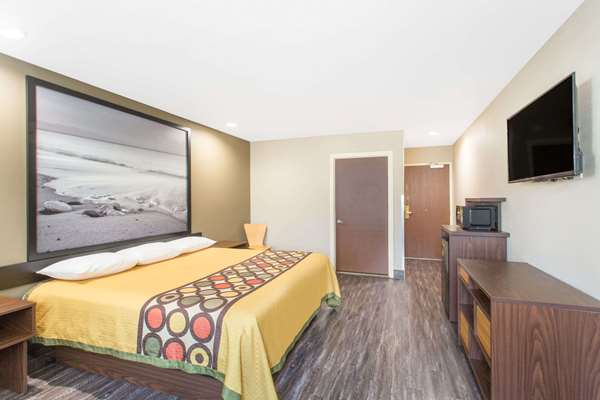  - Super 8 Hotel National City - I-805, Exits 8 & 9