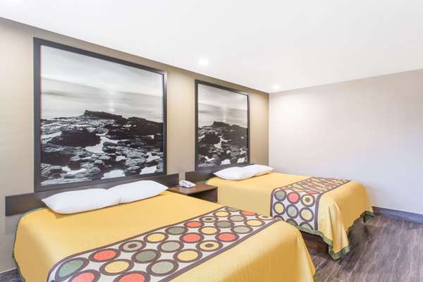  - Super 8 Hotel National City - I-805, Exits 8 & 9