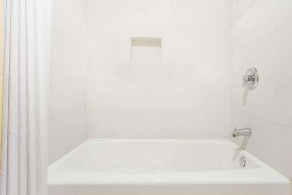  - Super 8 Hotel National City - I-805, Exits 8 & 9