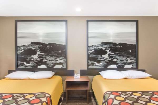  - Super 8 Hotel National City - I-805, Exits 8 & 9