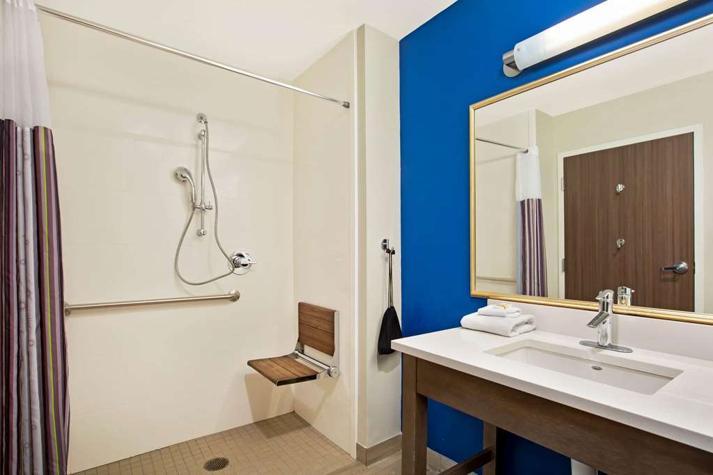 LA QUINTA INN STE PAGE LAKE POWELL-guestroom-Guest Room,Bathroom,On-Site.jpg