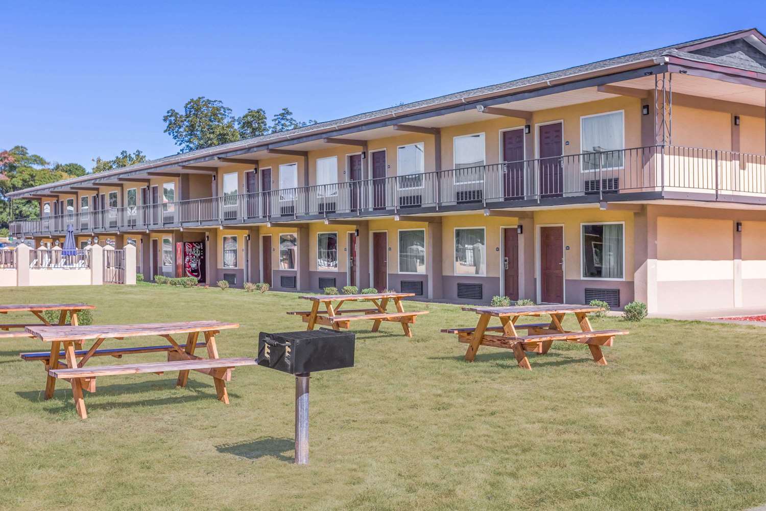 Days Inn Lavonia, GA See Discounts