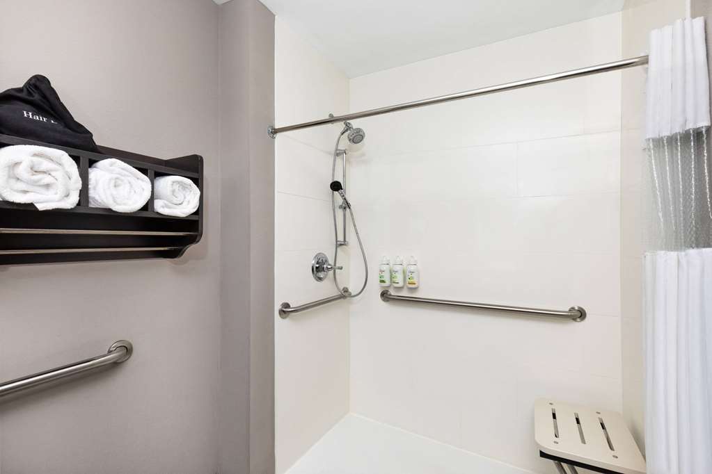 LA QUINTA INN STE CULLMAN-guestroom-Guest Room,Bathroom,Shower,Accessibility,On-Site.jpg