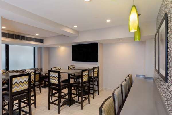 Restaurant - La Quinta Inn & Suites New York City