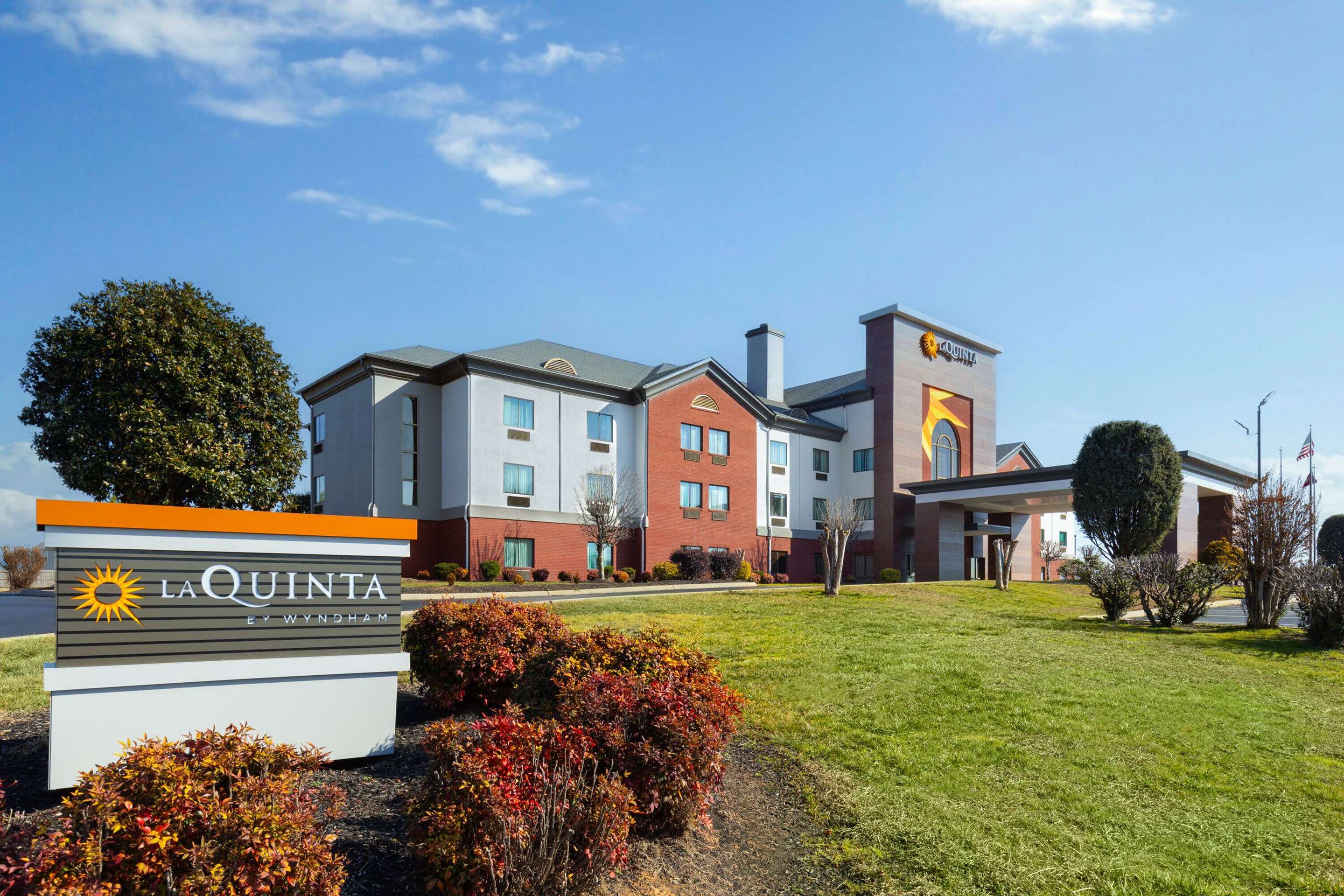 Exterior | La Quinta Inn & Suites by Wyndham Loudon