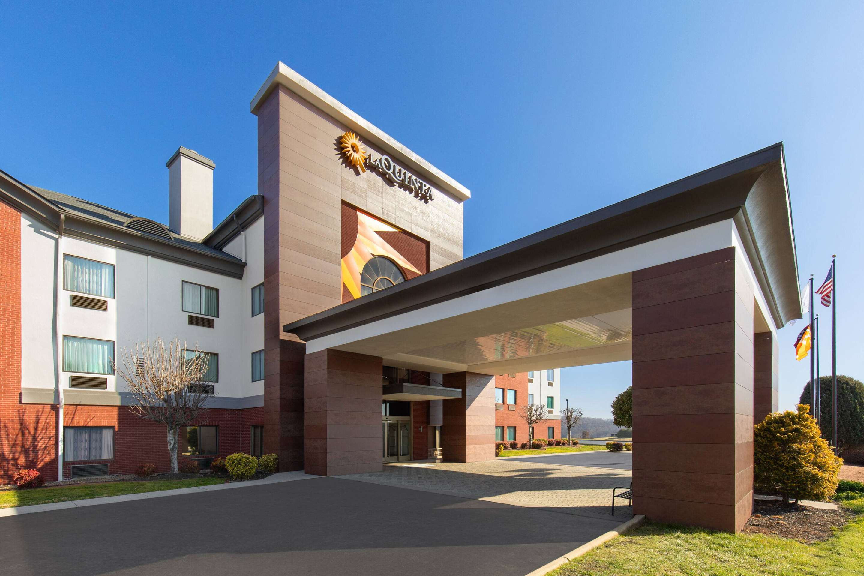 Exterior | La Quinta Inn & Suites by Wyndham Loudon