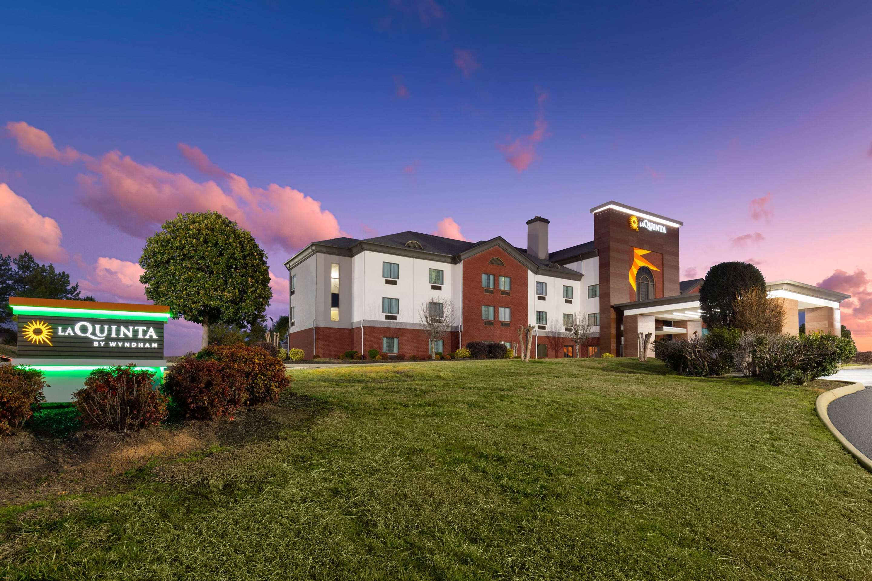 Exterior | La Quinta Inn & Suites by Wyndham Loudon