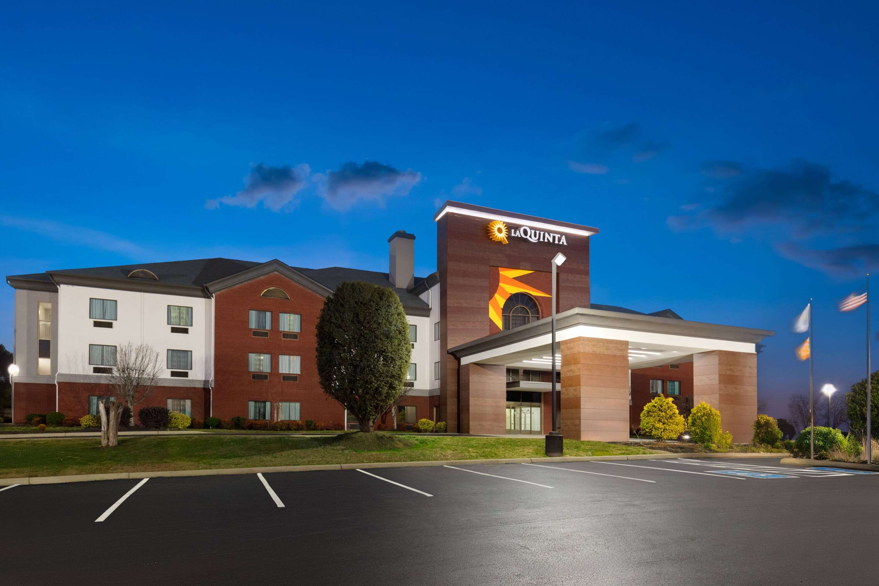 Exterior | La Quinta Inn & Suites by Wyndham Loudon