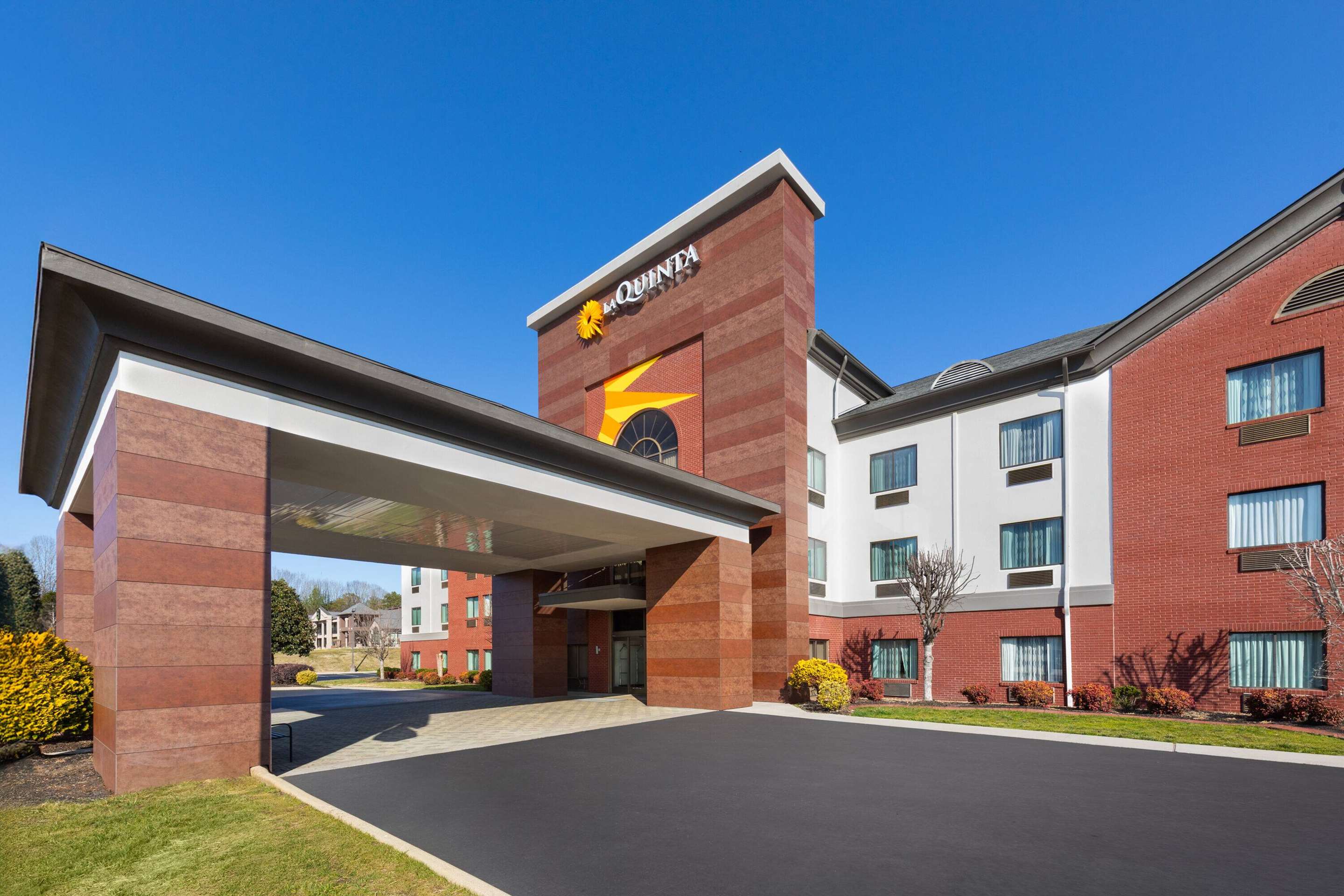 Exterior | La Quinta Inn & Suites by Wyndham Loudon