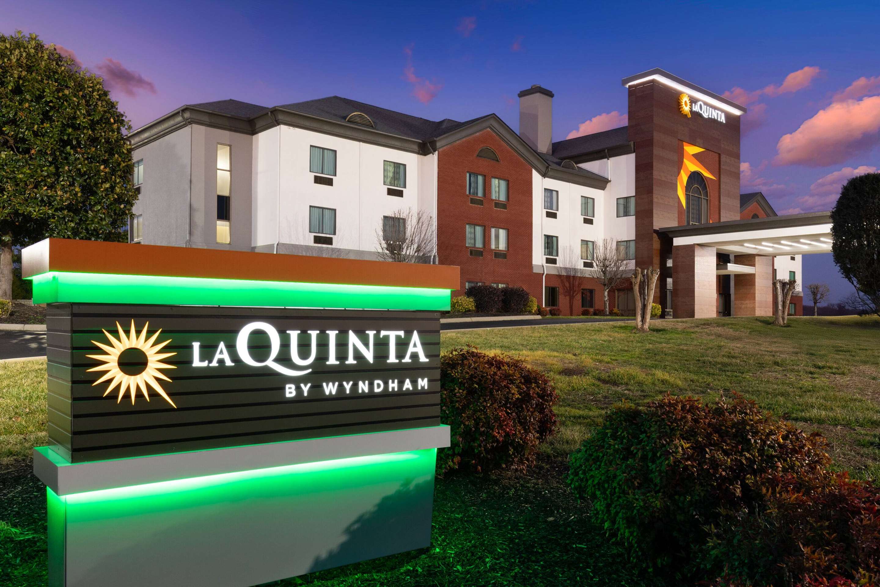 Exterior | La Quinta Inn & Suites by Wyndham Loudon