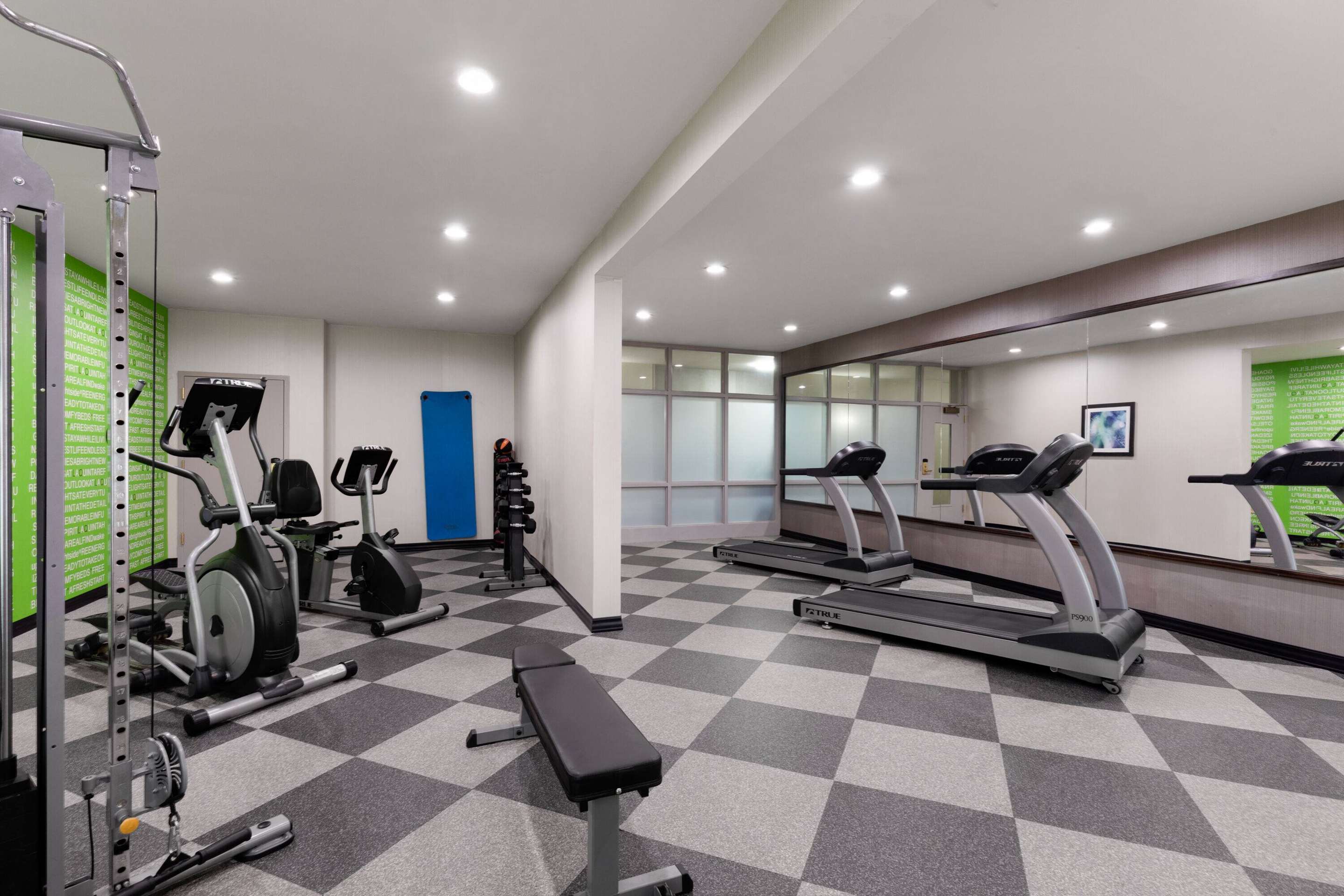 Health club fitness center gym | La Quinta Inn & Suites by Wyndham Loudon