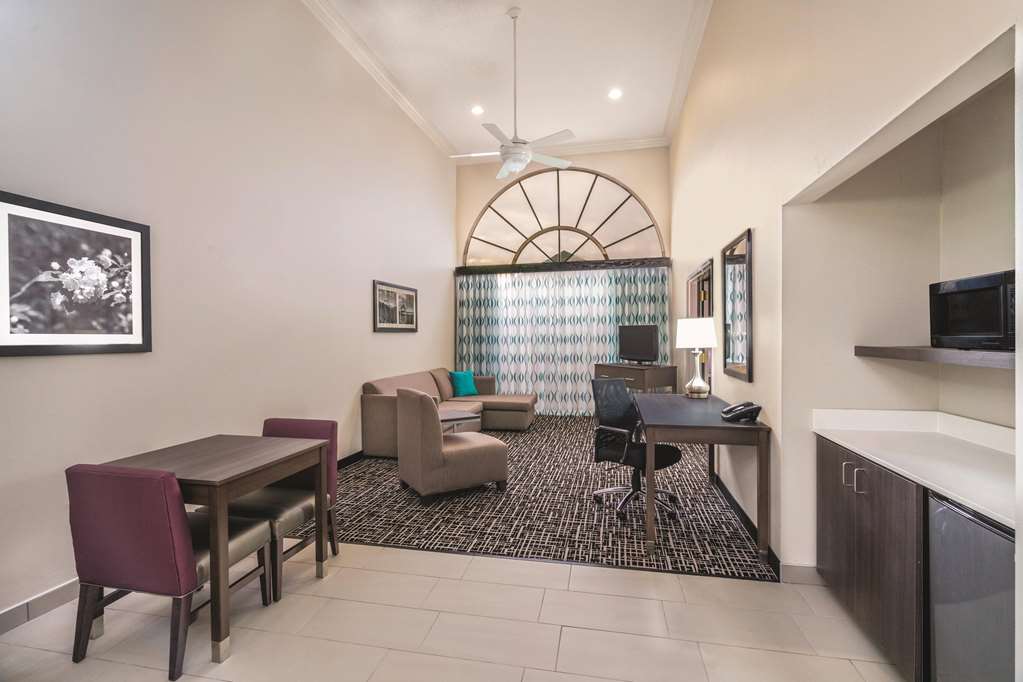 LA QUINTA INN STE LOUDON-guestroom-Guest Room,Suite,On-Site.jpg