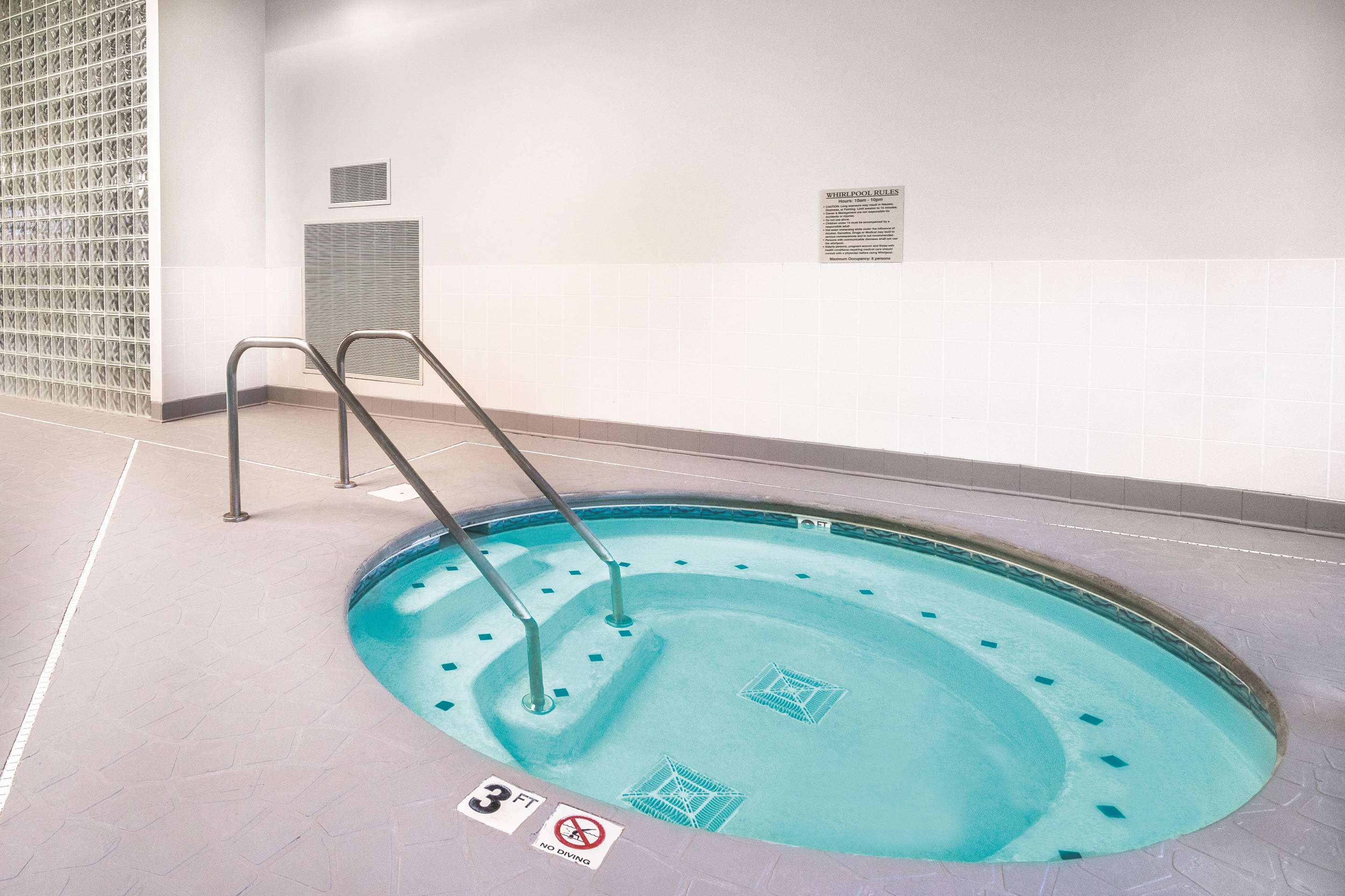 Pool | La Quinta Inn & Suites by Wyndham Loudon