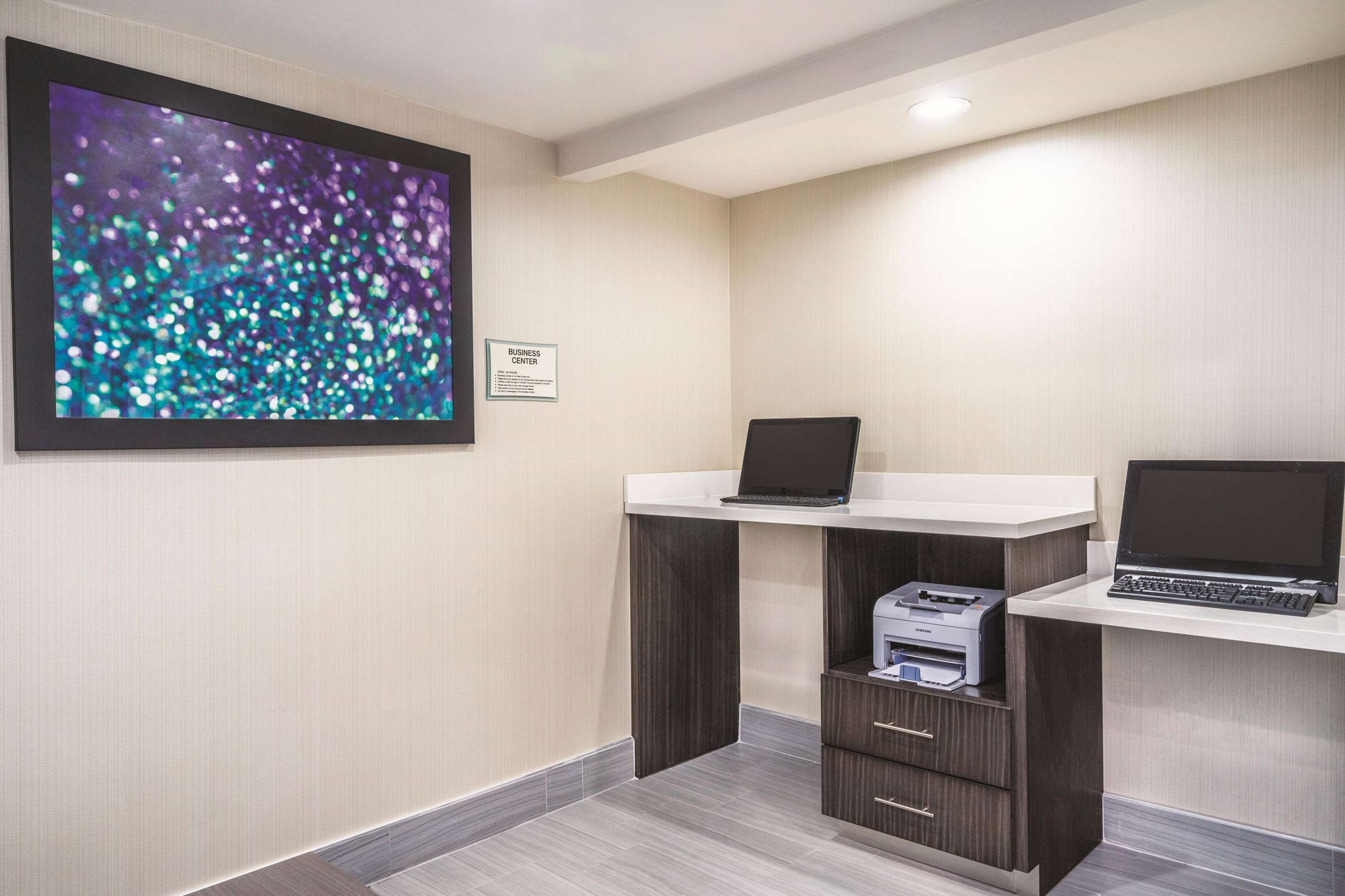 Business Center | La Quinta Inn & Suites by Wyndham Loudon