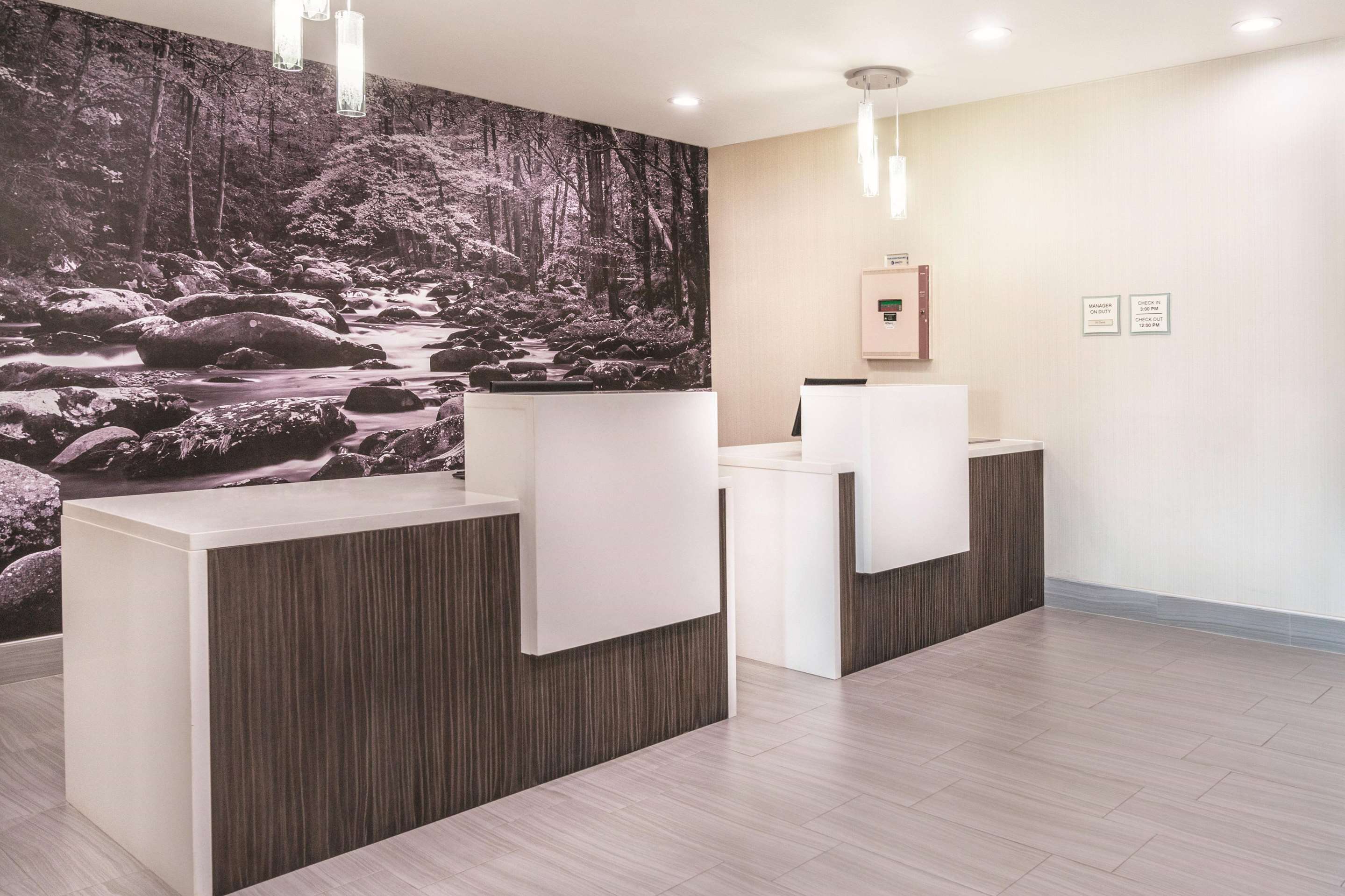 Lobby | La Quinta Inn & Suites by Wyndham Loudon