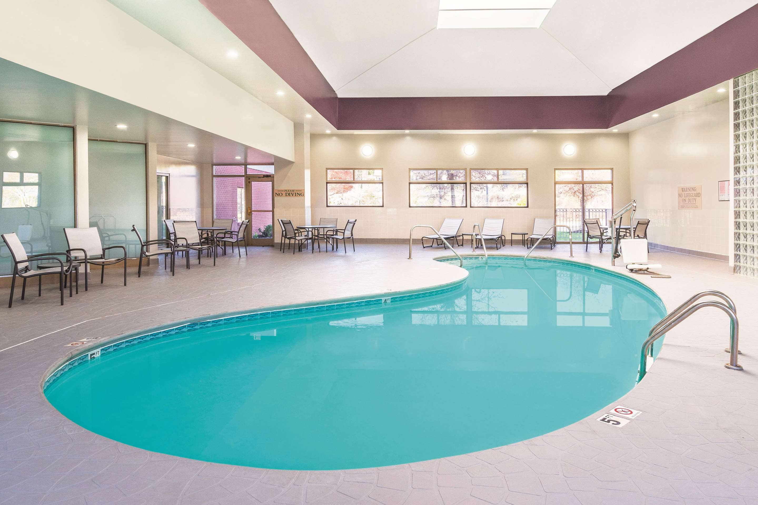 Pool | La Quinta Inn & Suites by Wyndham Loudon