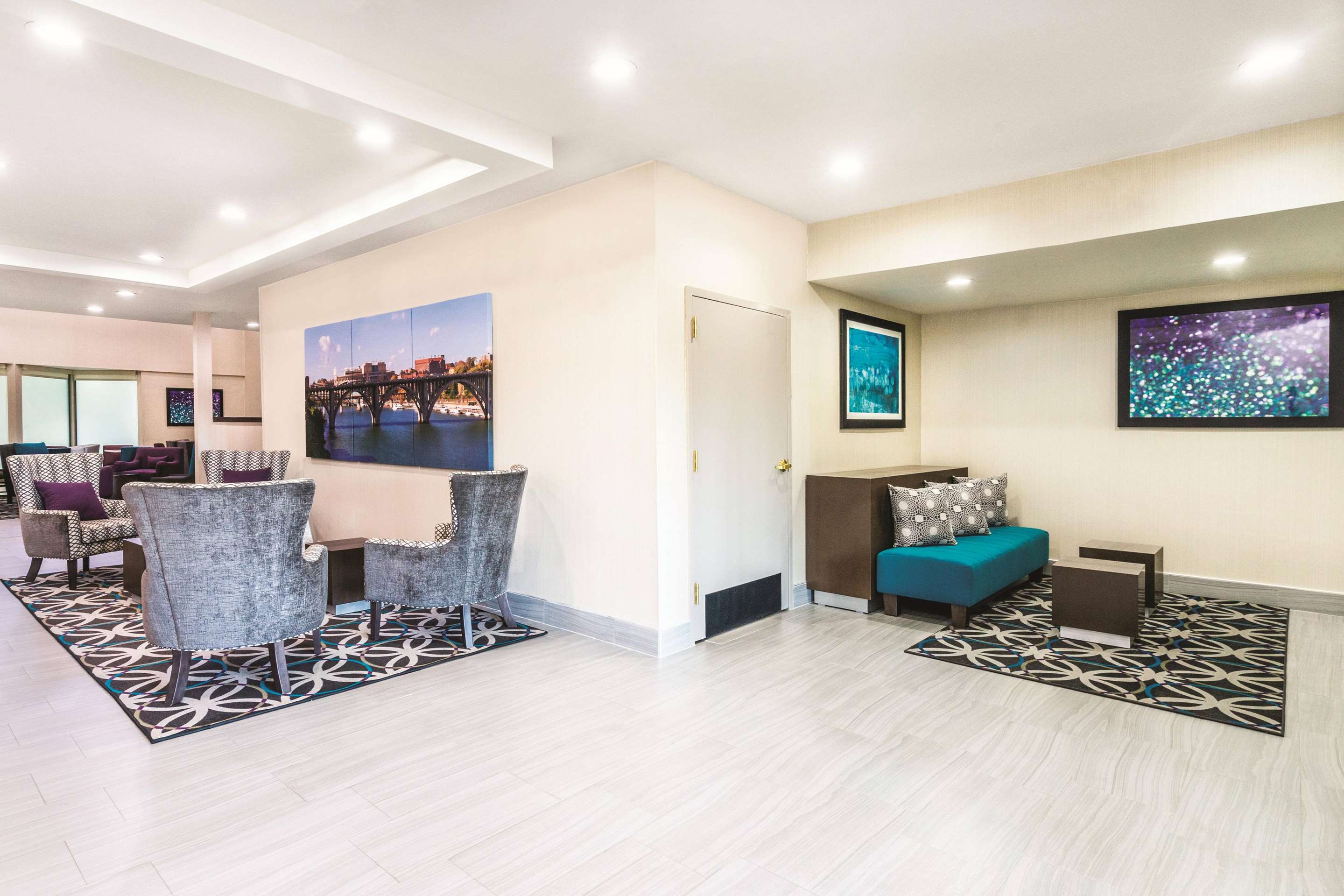 Lobby | La Quinta Inn & Suites by Wyndham Loudon