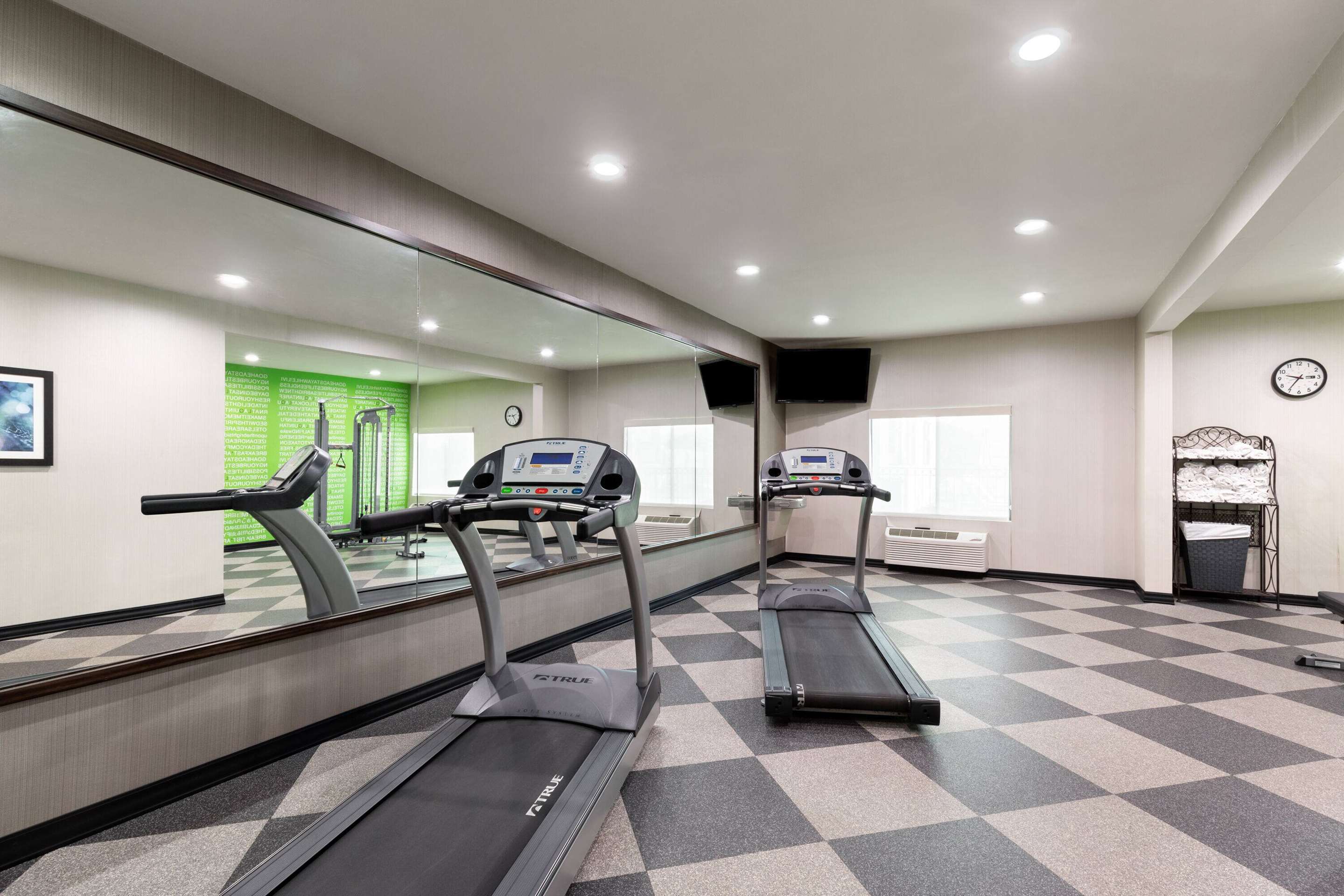 Health club fitness center gym | La Quinta Inn & Suites by Wyndham Loudon