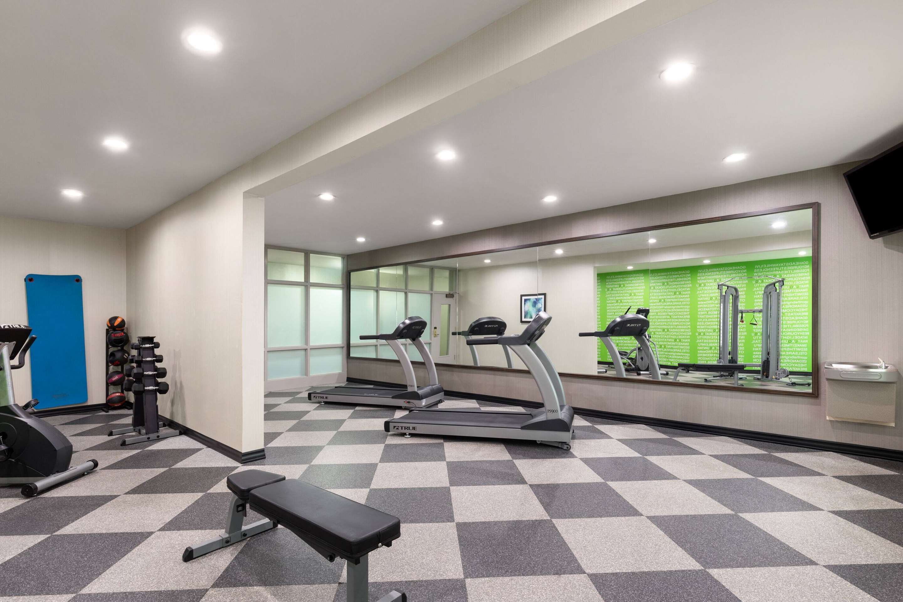 Health club fitness center gym | La Quinta Inn & Suites by Wyndham Loudon