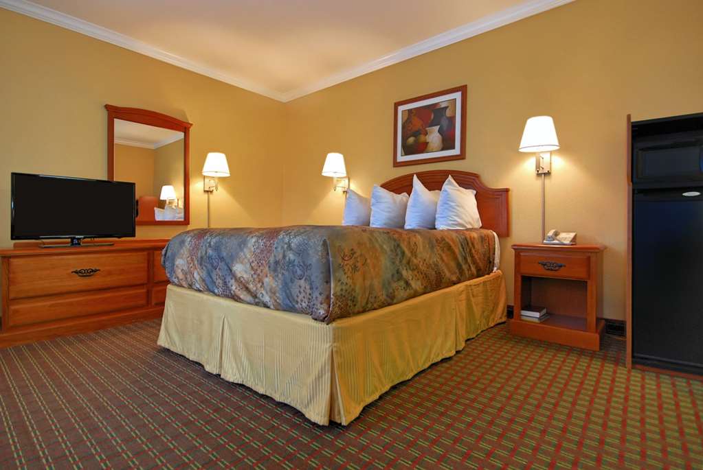 RODEWAY INN KILLEEN NEAR FORT HOOD-guestroom-Guest Room,Bed,Queen bed,Guest Room Amenity,Mini-Refrigerator,TV and multimedia,Indoor/Interior,On-Site.jpg