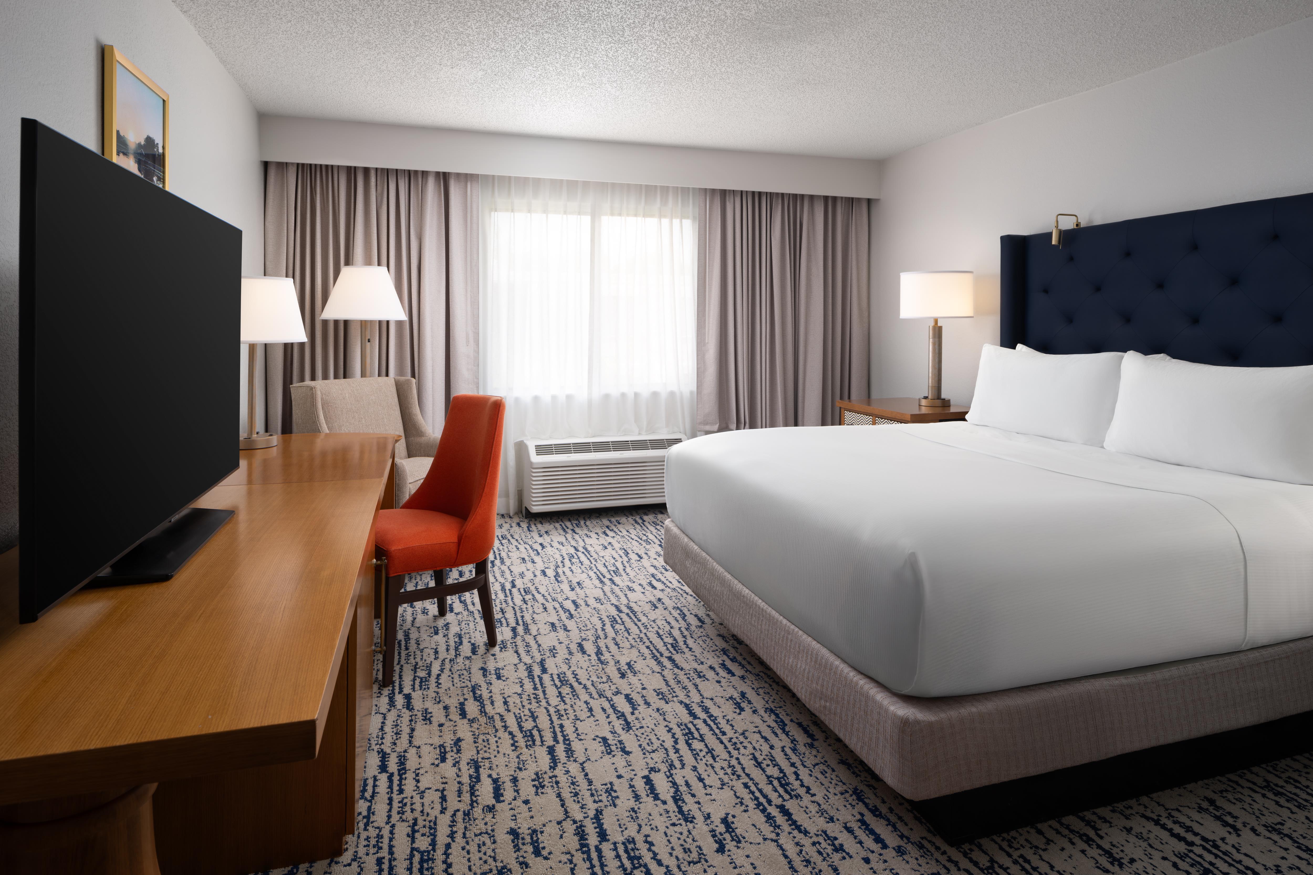 DoubleTree by Hilton Gainesville Room Type - 1 KING HEARING ACCESSIBLE